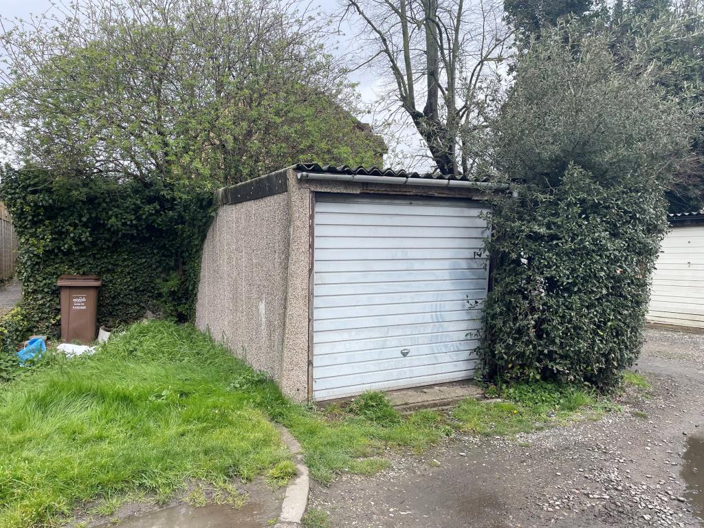 Lot: 84 - WELL PRESENTED MAISONETTE - Lock up garage